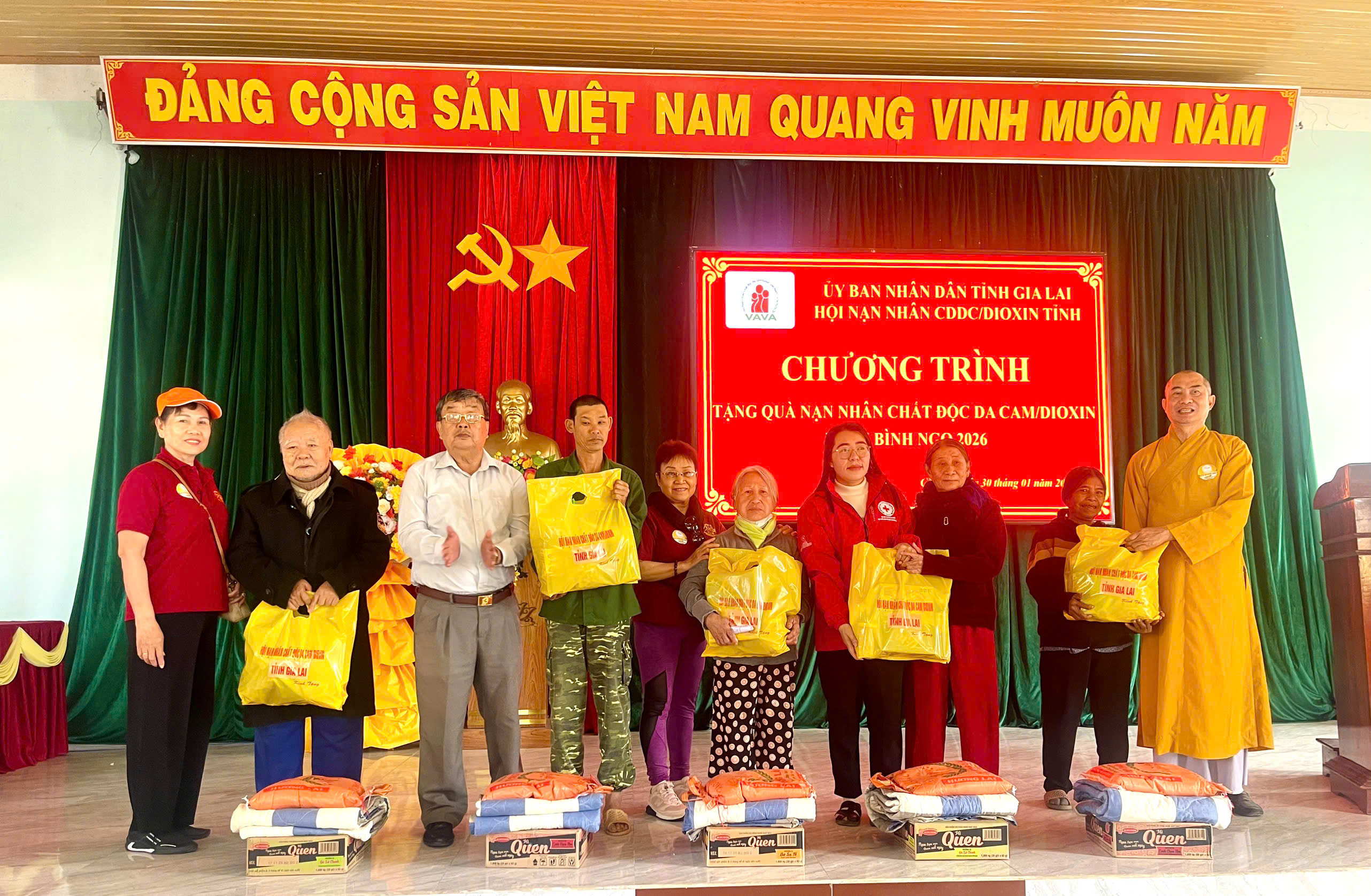 Chùa Hải Long tổ chức tặng quà cho bà con dịp Tết Bính Ngọ